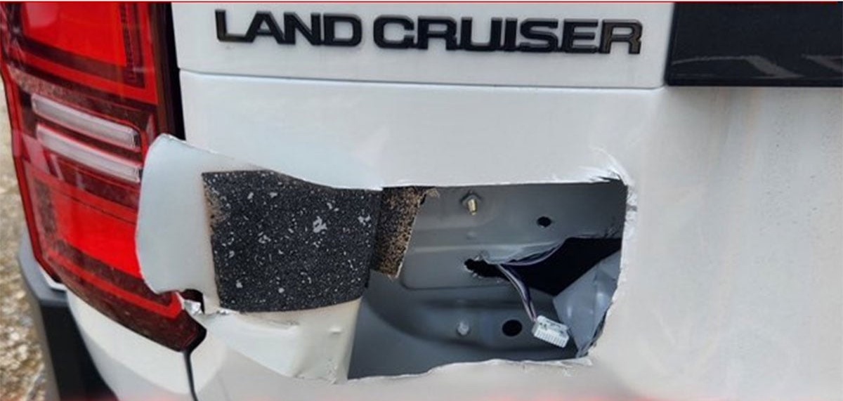 【盗難関連News】恐怖！ トヨタ「ランクル」の盗難事件が“急増”中！ 犯行は「ゲームボーイ」が使われる!? その場で“キー複製”＆「穴あけ接続」で「純正セキュリティ」は意味なし！ どんな手口なのか（くるまのニュース）